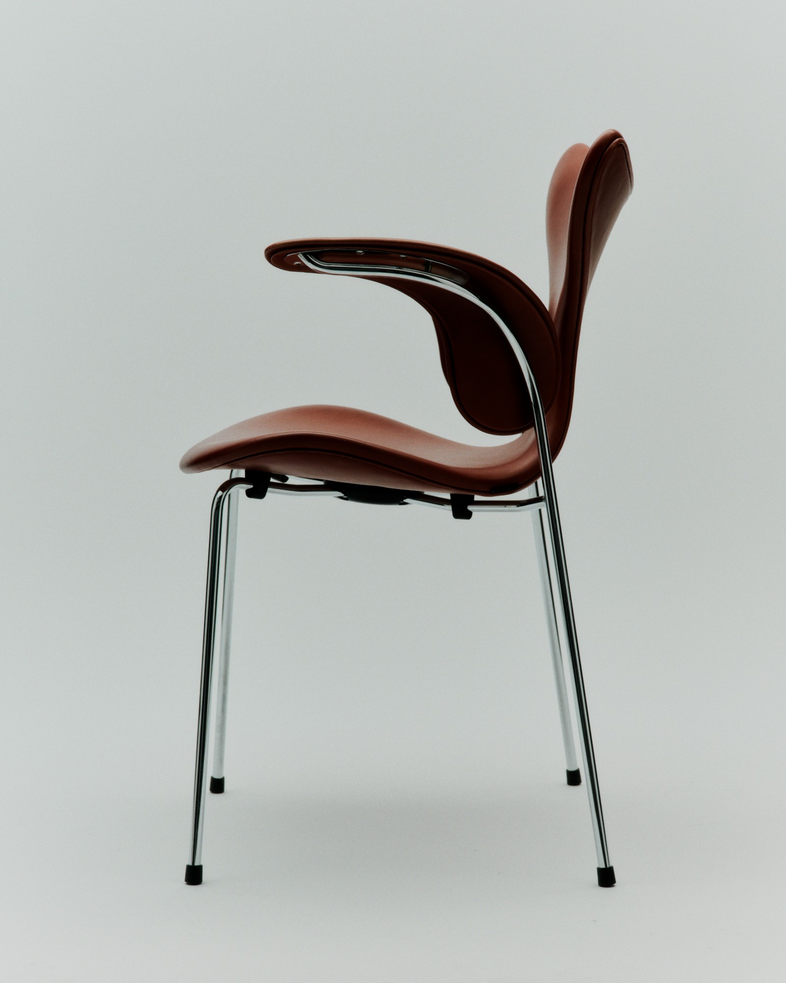 Liljen™ armstol 3208 fuldpolstret i Grace læder, Chestnut – set fra siden