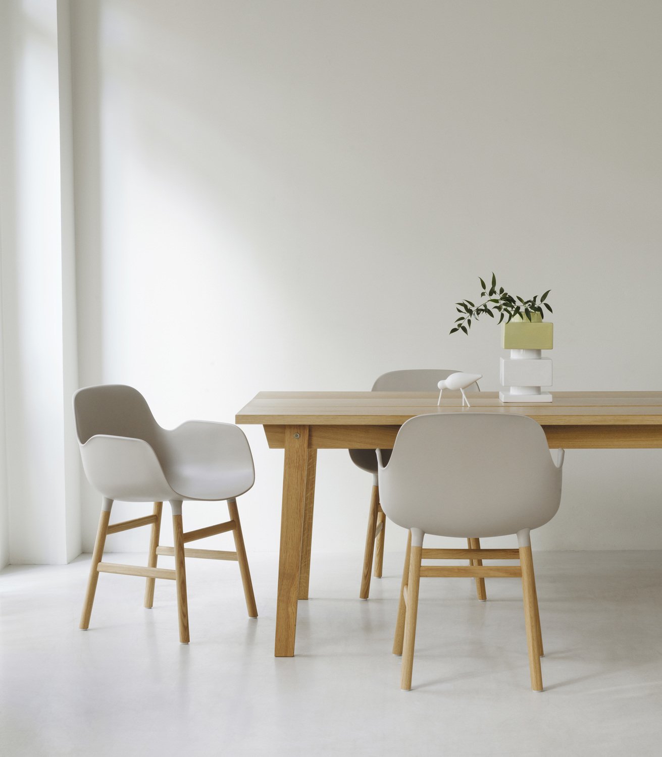 nc-miljoe-2023-form-armchair-oak-warm-grey-deko-object-sage-slice-table