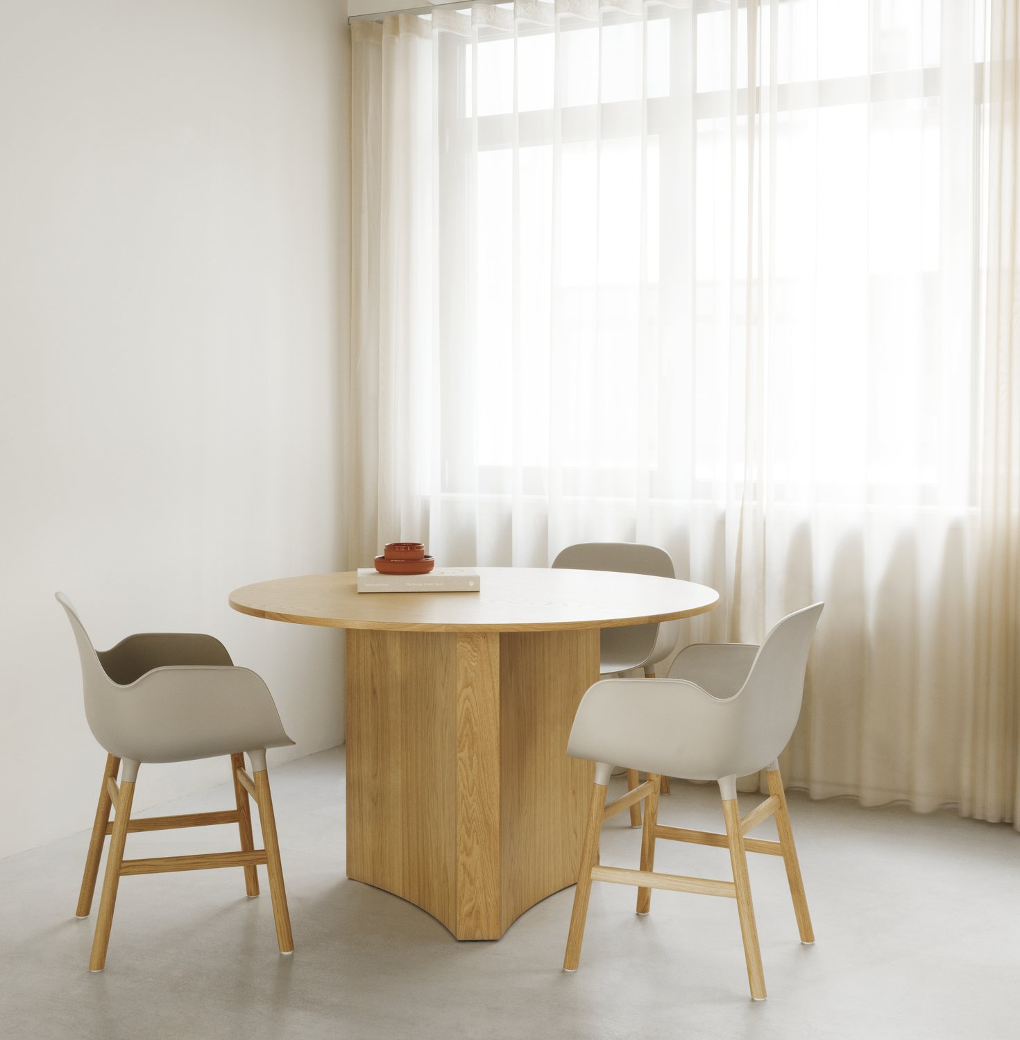 nc-miljoe-2023-form-armchair-warm-grey-oak-bue-table-oak