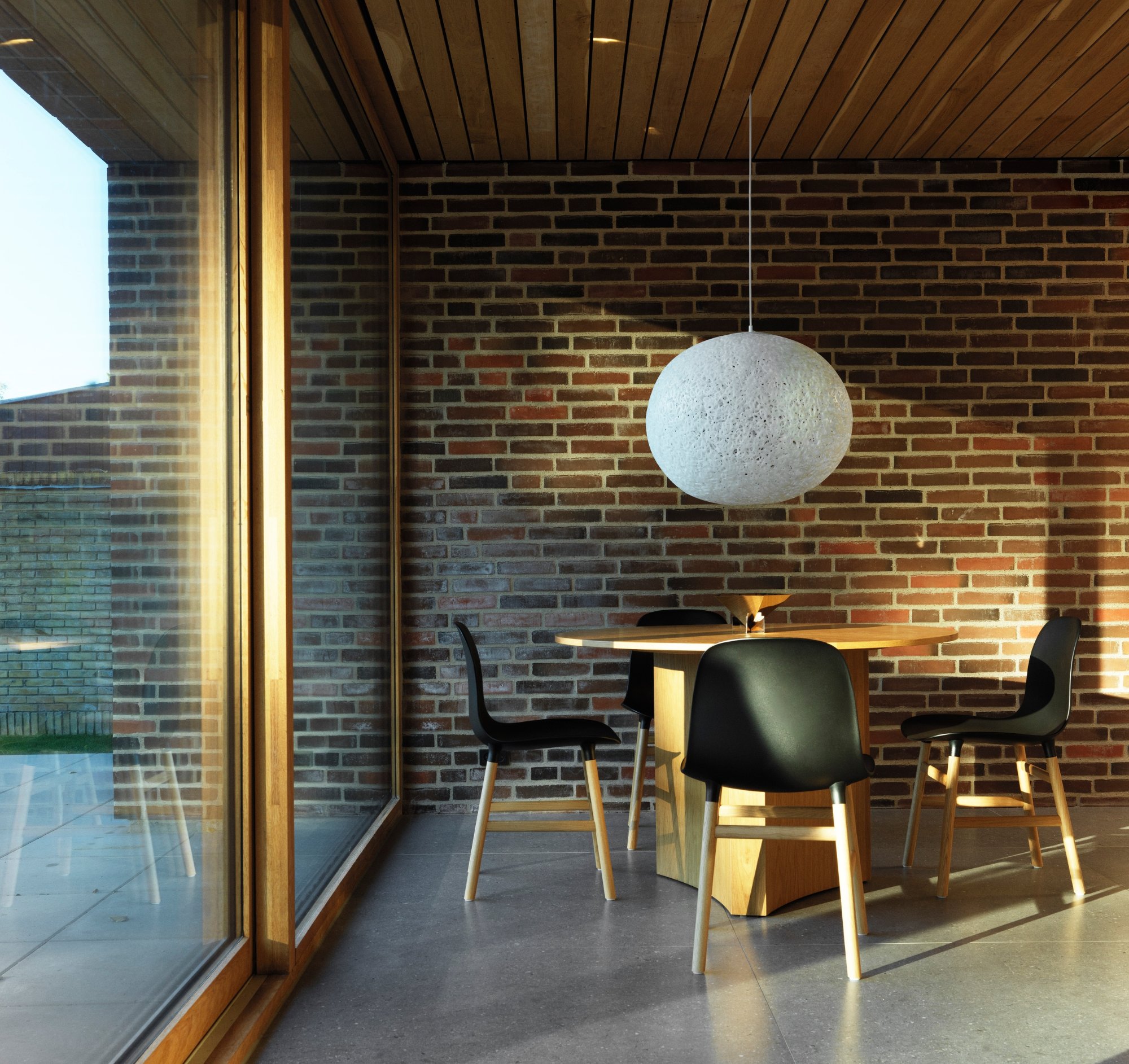 nc-miljoe-2024-form-chair-oak-black-act-lamp-oe60cm-bue-table-oak