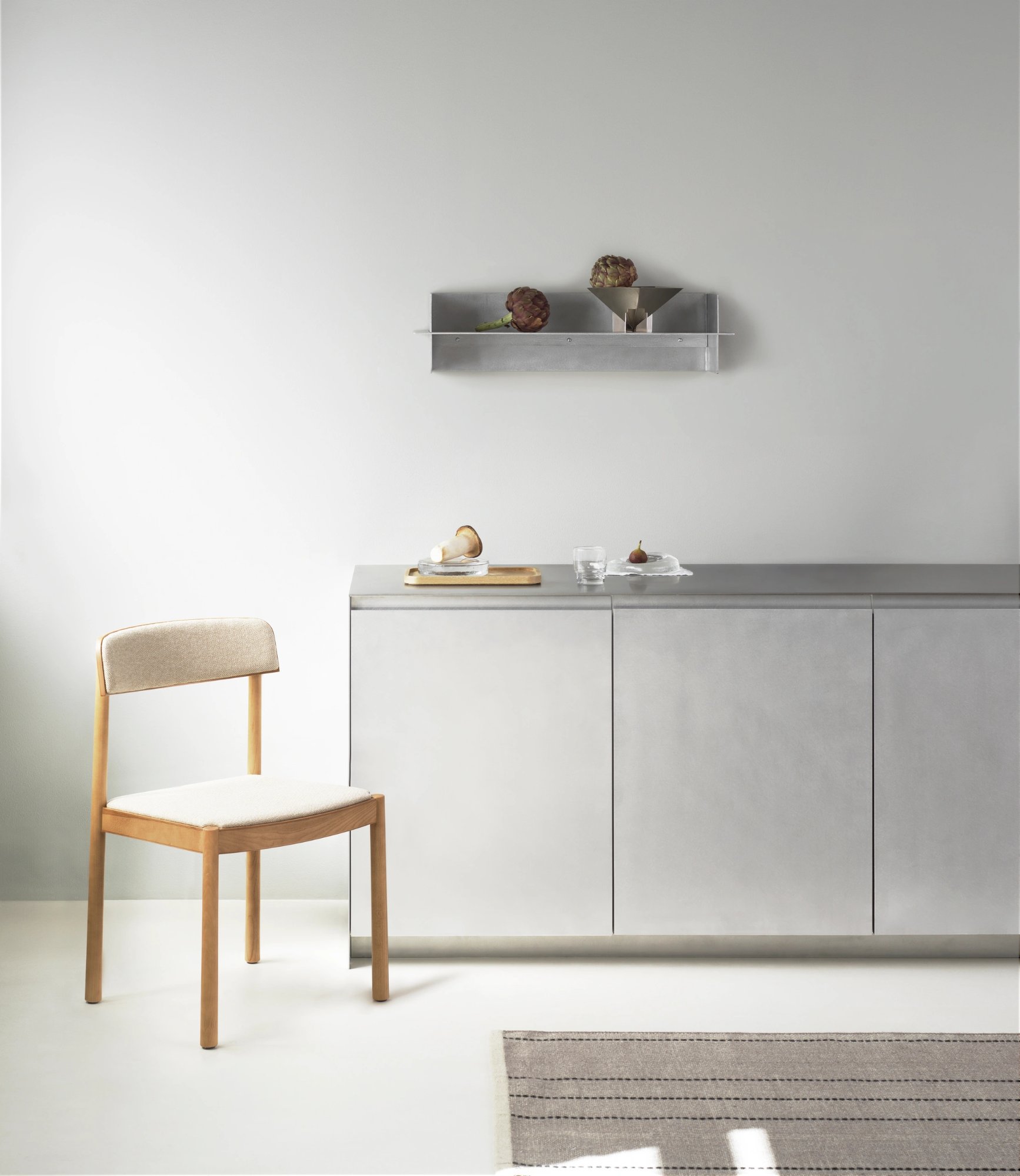 nc-miljoe-2025-alu-shelf-80cm-timb-chair-tan-hallingdal-220-seam-rug-80x250-