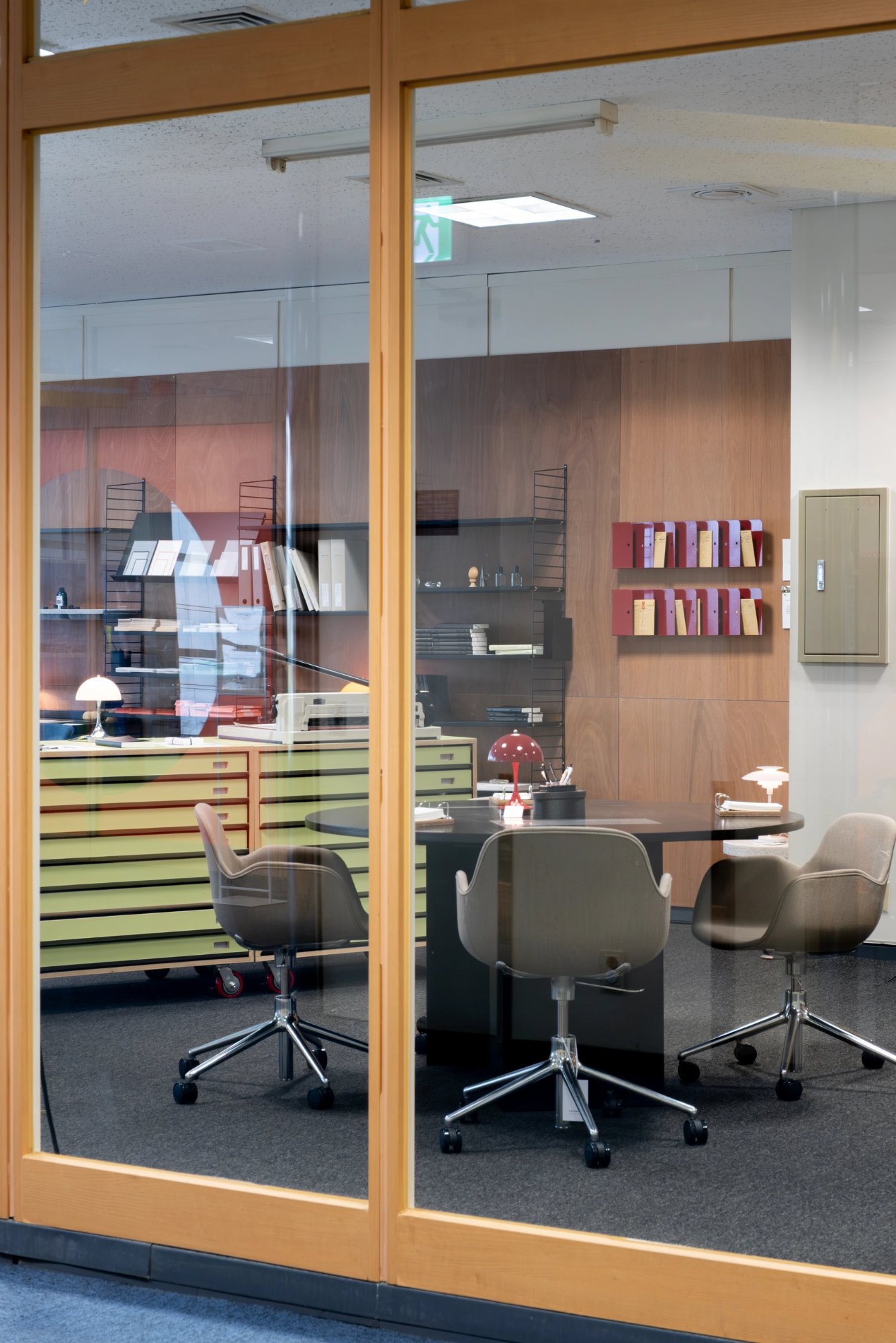 nc-projekt-inventario-korea-seoul-office-bit-stool-form-chair-swivel-hyg-lounge-c-1