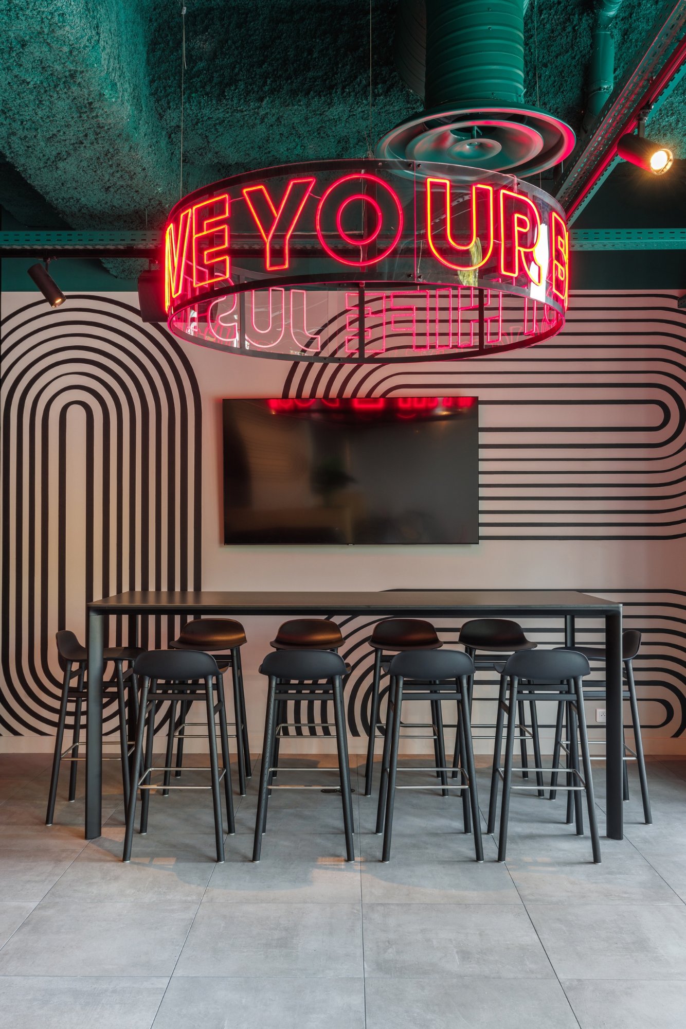 nc-projekt-le-spot-toulouse-france-hospitality-form-barstool-2-1