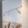 Gordon Væglampe med lang arm over sofa – Tooy Gordon Væglampe med lang arm over sofa – Tooy