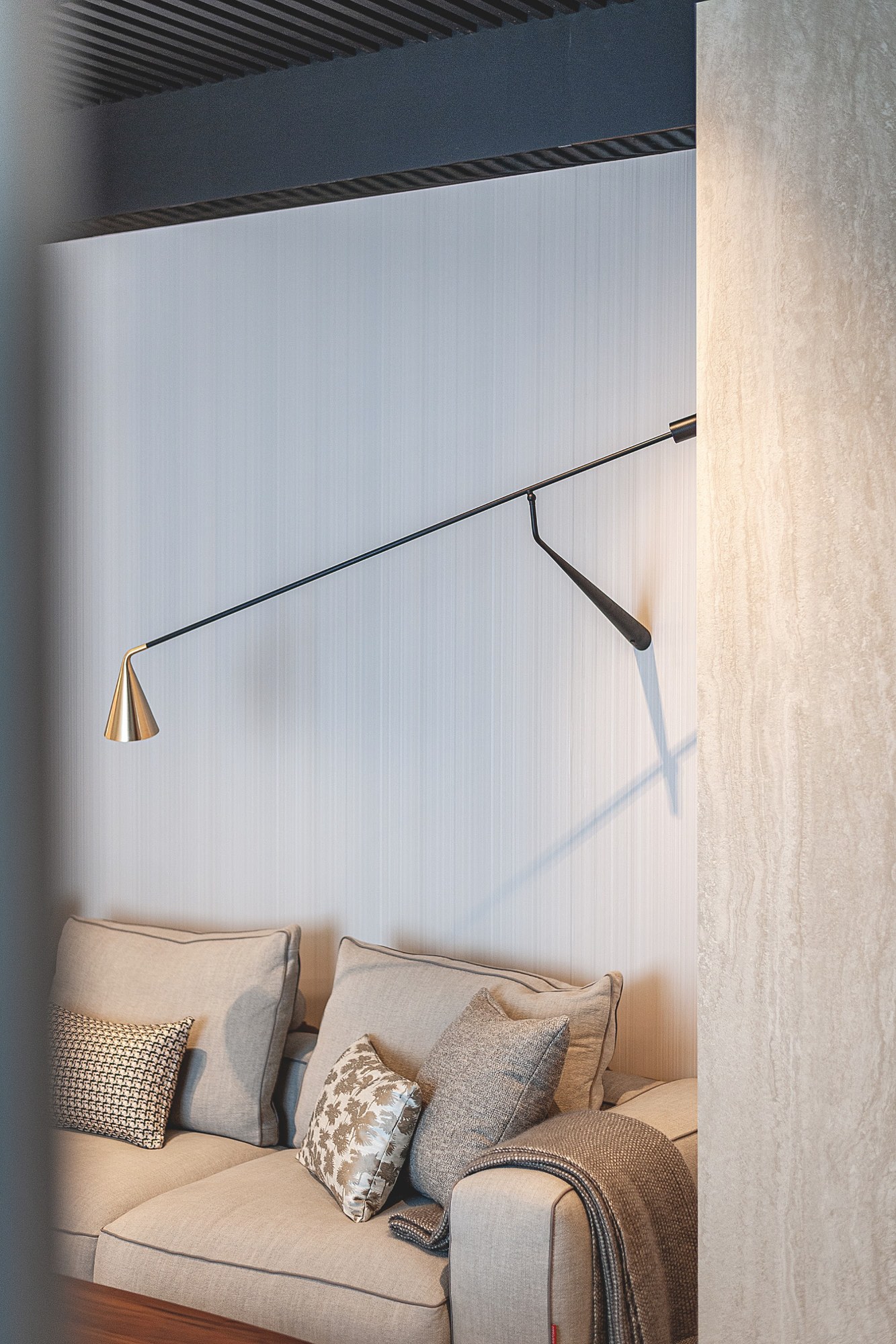 Gordon Væglampe med lang arm over sofa – Tooy Gordon Væglampe med lang arm over sofa – Tooy