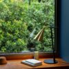 Gordon Bordlampe i messing ved vindue – Tooy Gordon Bordlampe i messing ved vindue – Tooy