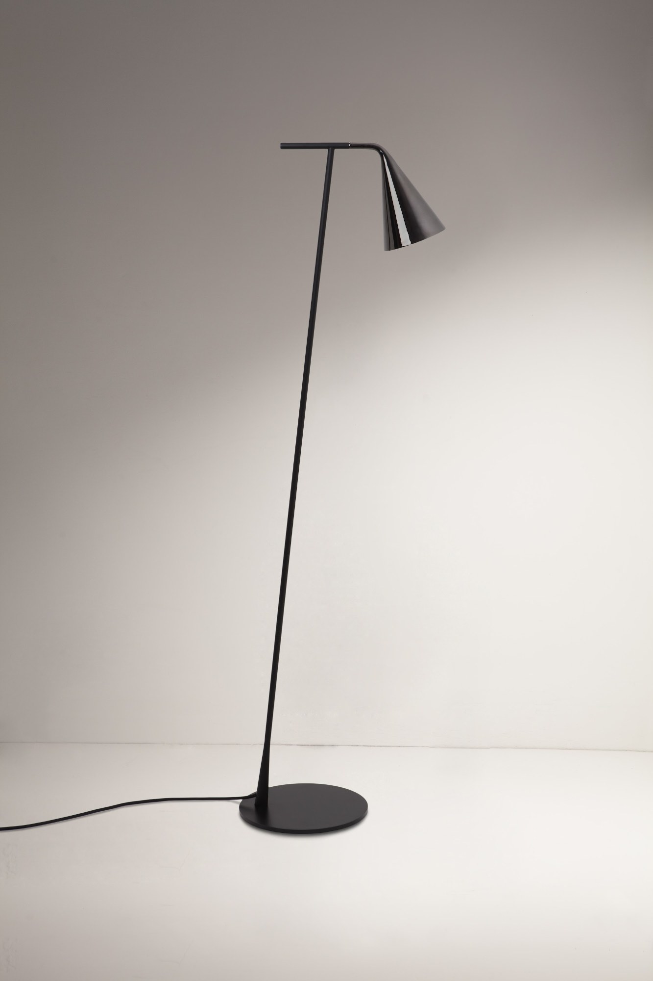 Gordon Gulvlampe i sort krom – Tooy