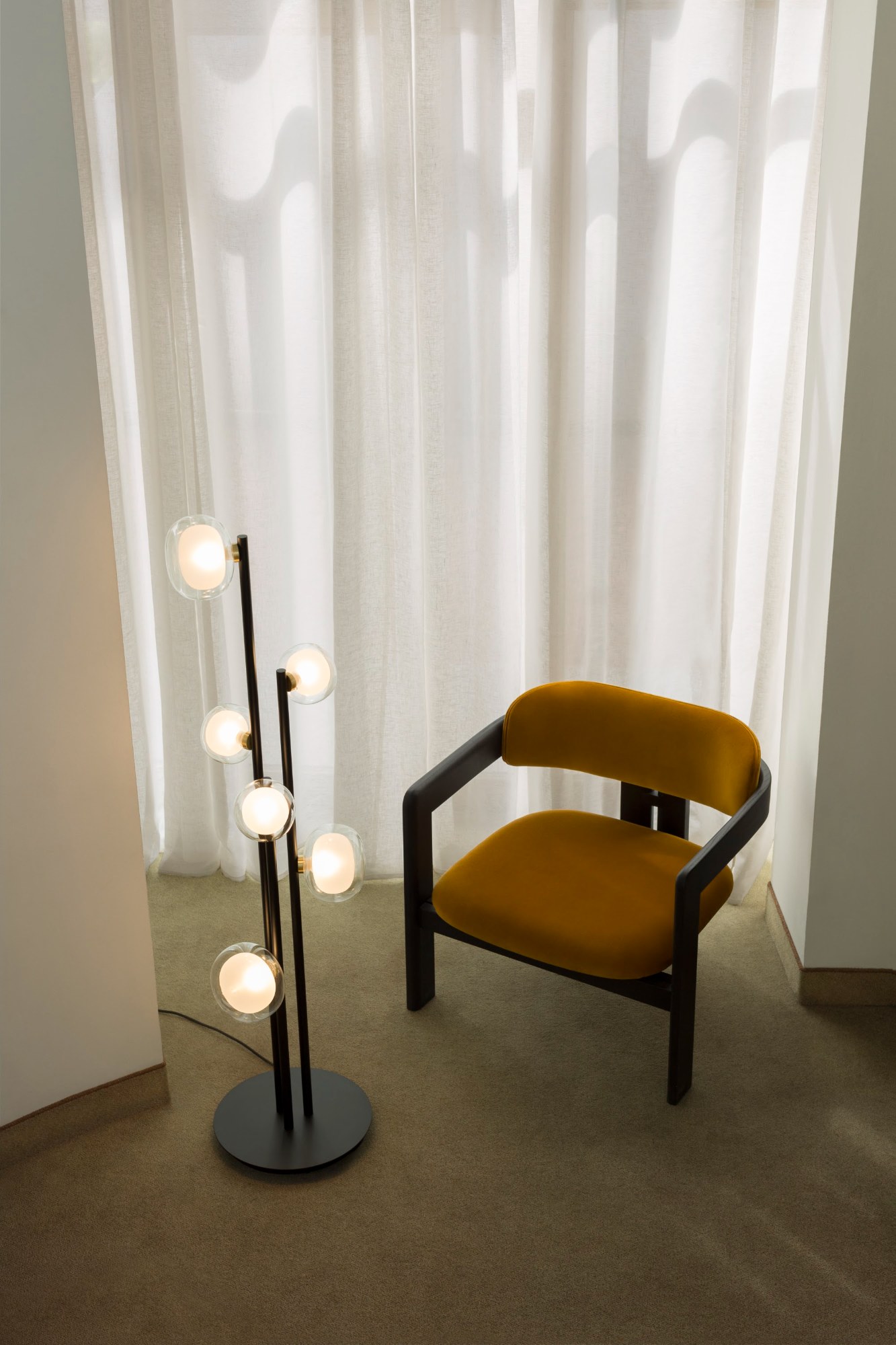 Nabila Gulvlampe i interiør – Tooy