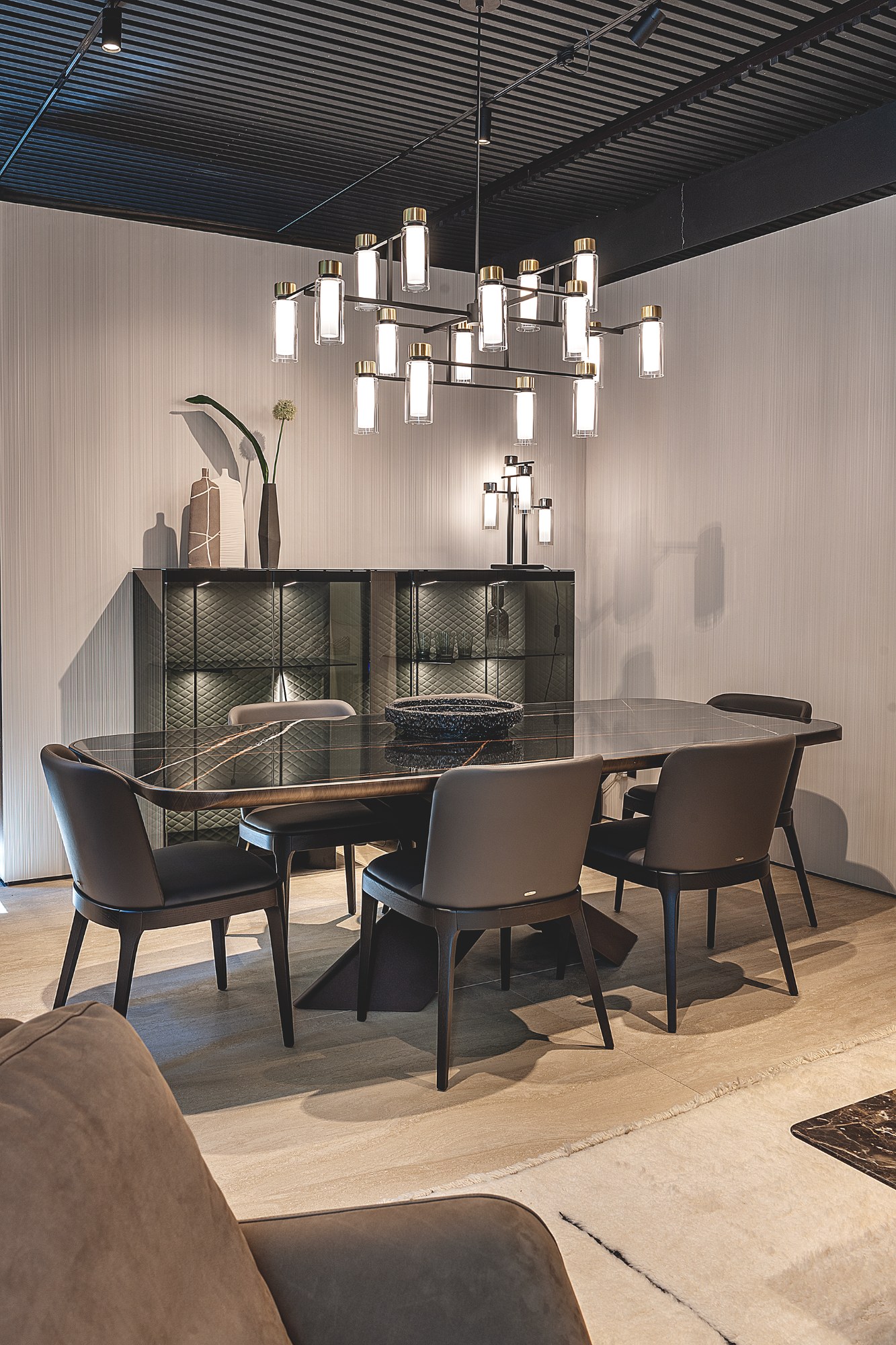 Osman Lysekrone 130 cm i restaurantmiljø – Tooy Osman Lysekrone 130 cm i restaurantmiljø – Tooy