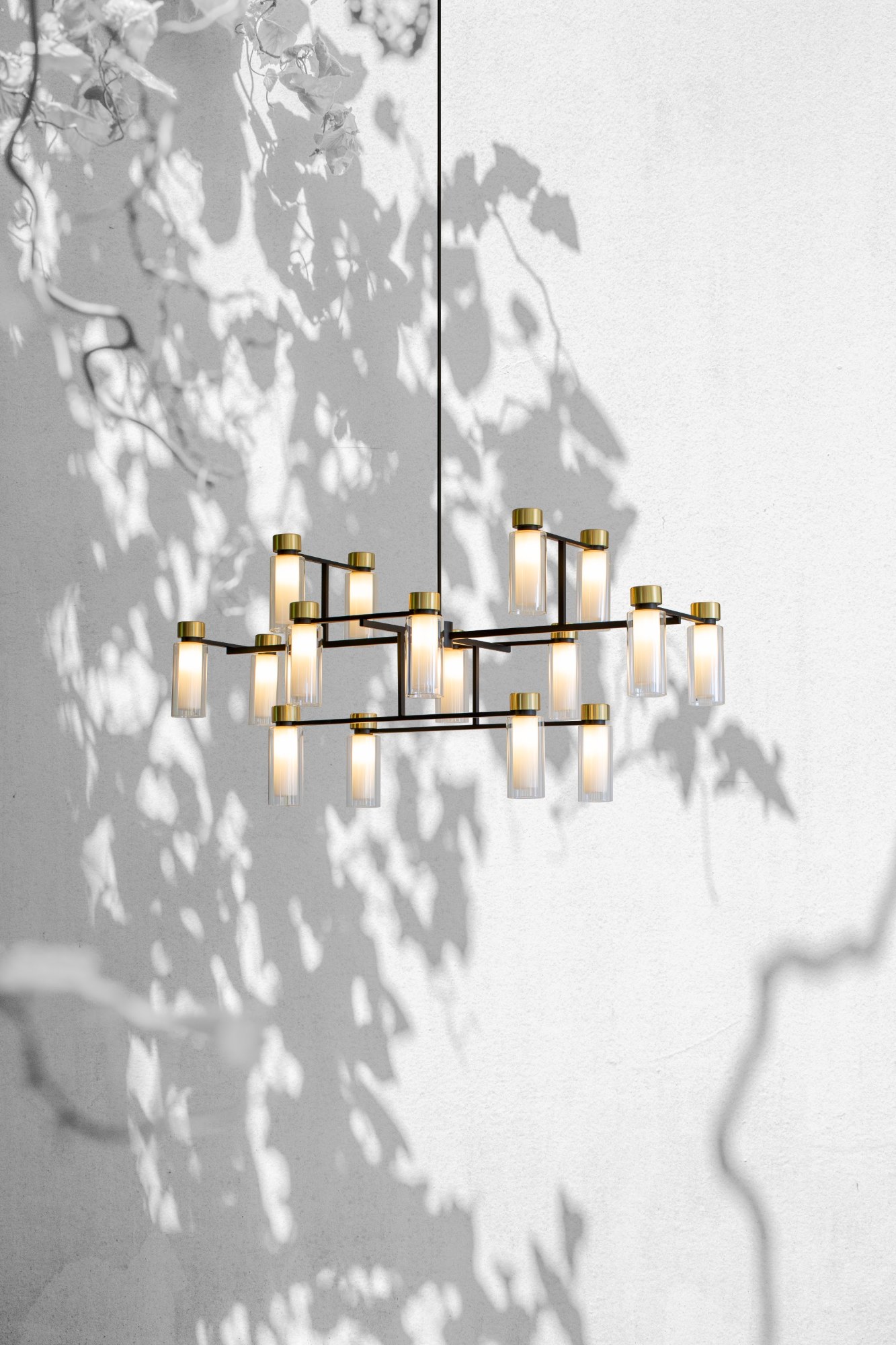Osman Lysekrone 130 cm i messing og klart glas – Tooy Osman Lysekrone 130 cm i messing og klart glas – Tooy
