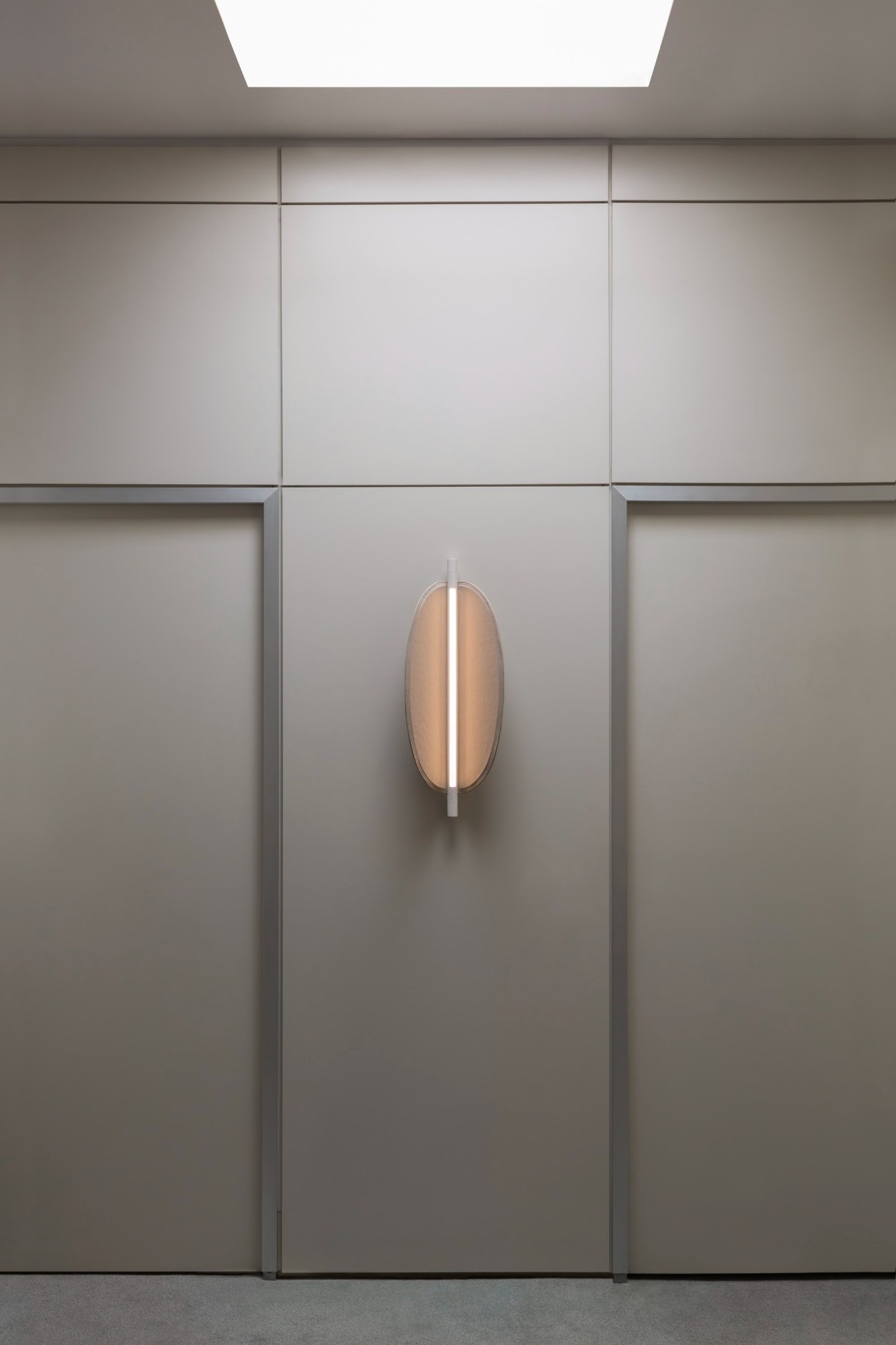 Thula Væglampe 67 cm i beige læder – Tooy Thula Væglampe 67 cm i beige læder – Tooy