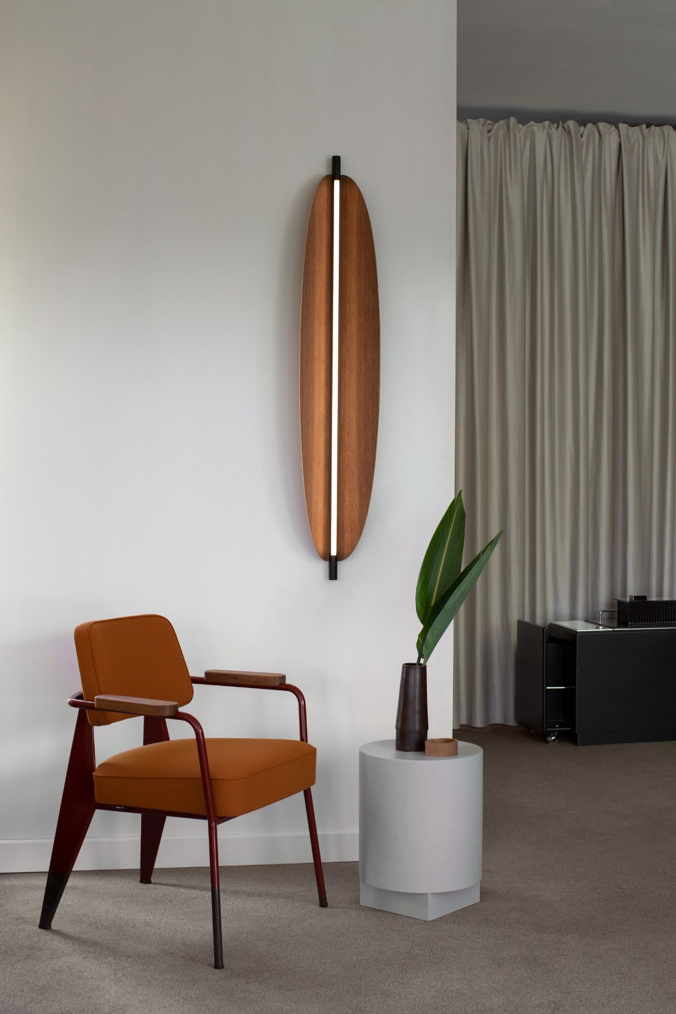 Thula Væglampe 134 cm i valnød – Tooy Thula Væglampe 134 cm i valnød – Tooy