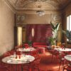 Thula Væglamper i beige læder i restaurant – Tooy Thula Væglamper i beige læder i restaurant – Tooy