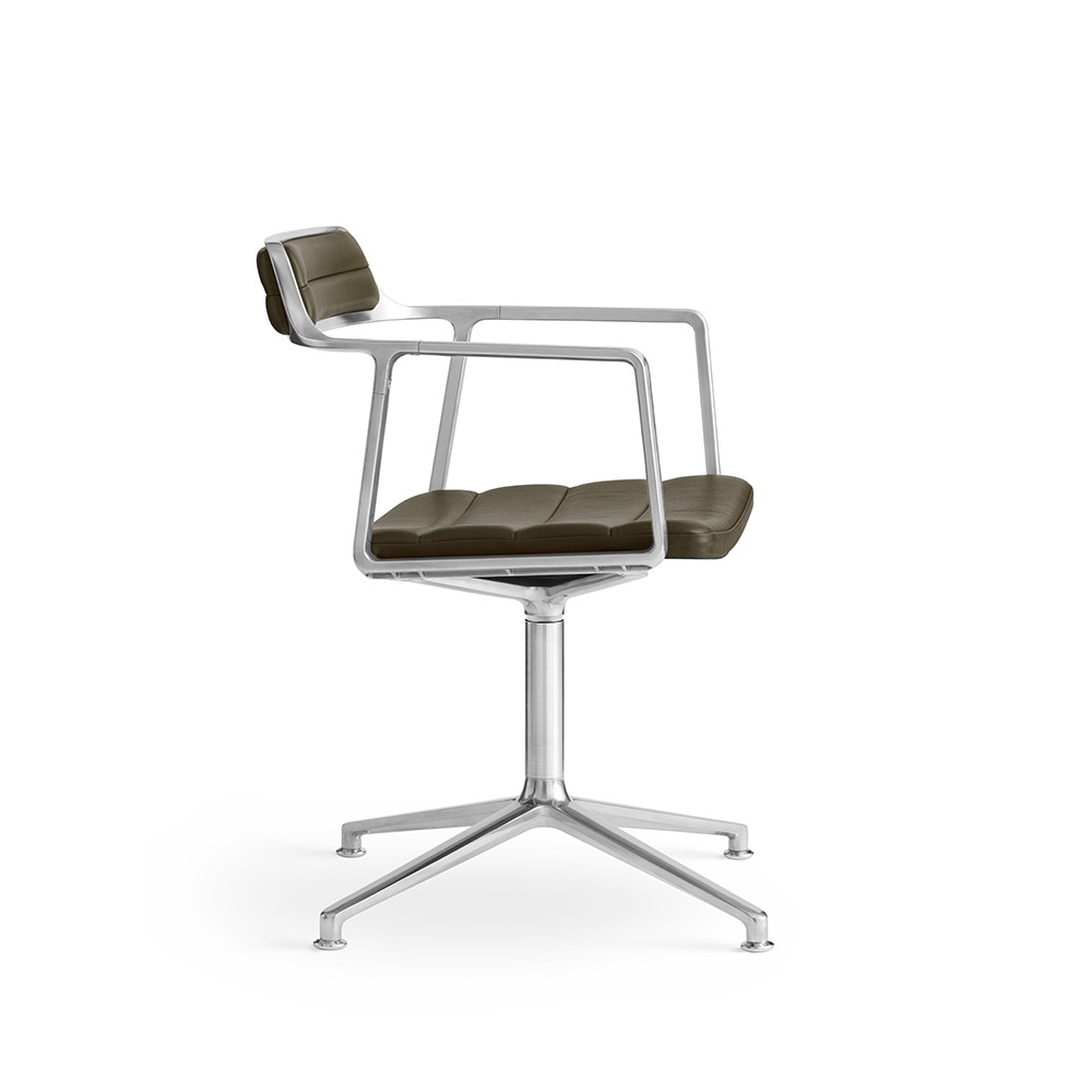 vipp-452-swivel-chair-polished-bosco-green-leather-gliders-01-flipped Vipp 452 Swivel Chair i Bosco Green læder med glidesko