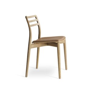 Vipp Cabin Chair 481 i lys eg med sandfarvet læderhynde