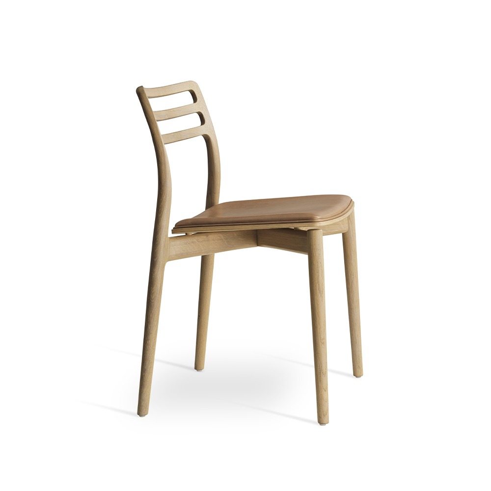 Vipp Cabin Chair 481 i lys eg med sandfarvet læderhynde