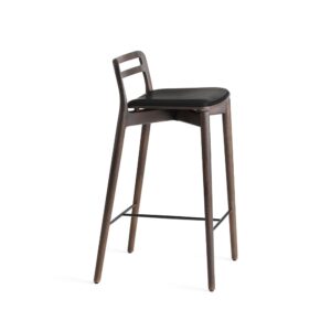 Vipp Cabin Counter Chair 484 i mørk eg med sort læderhynde