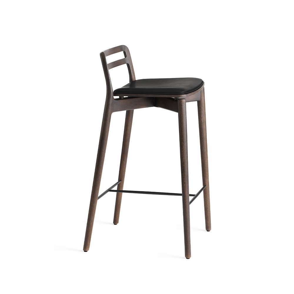 Vipp Cabin Counter Chair 484 i mørk eg med sort læderhynde