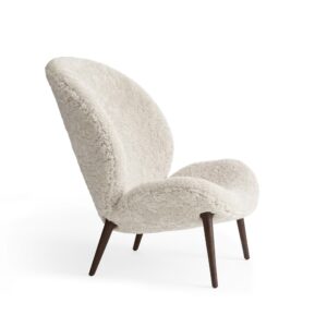 Vipp Lodge Lounge Chair 466 i offwhite fåreskind med mørke ben