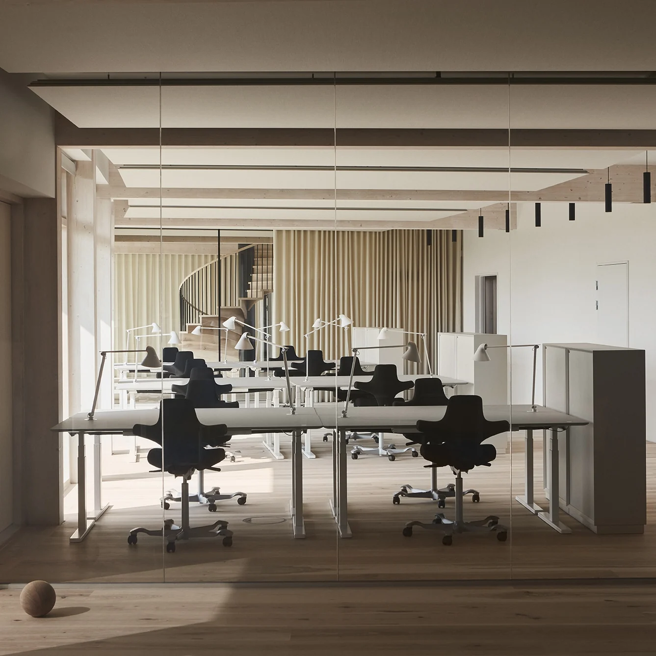 Indretning hos Modular Circle House med møbler fra Paustian