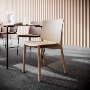 Atrium stole i eg i en kantine