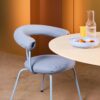 Fora Form BUD Stack stabelstol i pigeon blue ved et rundt bord