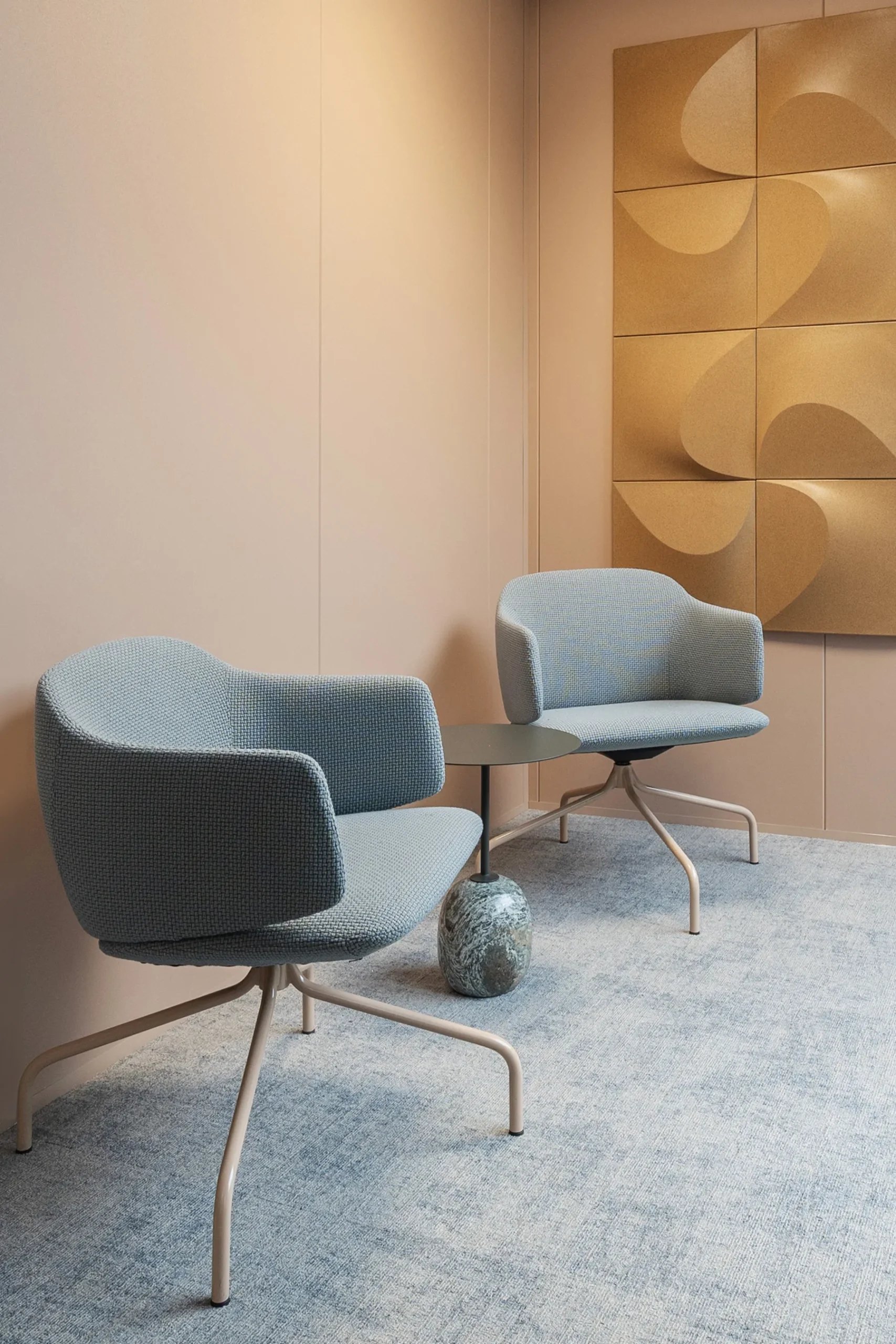 Dwell mødestole i et loungeområde