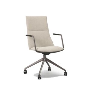 Fjell konferencestol med 4-stjernet fod, hjul og medium ryg