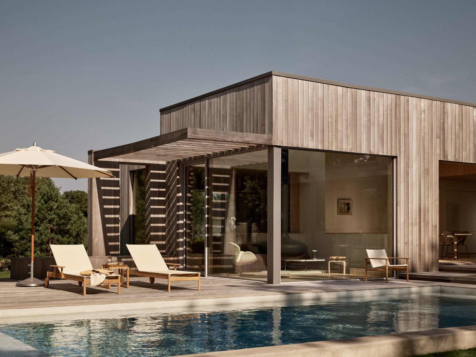 Atlantis parasol Ø330 i off-white over solsenge