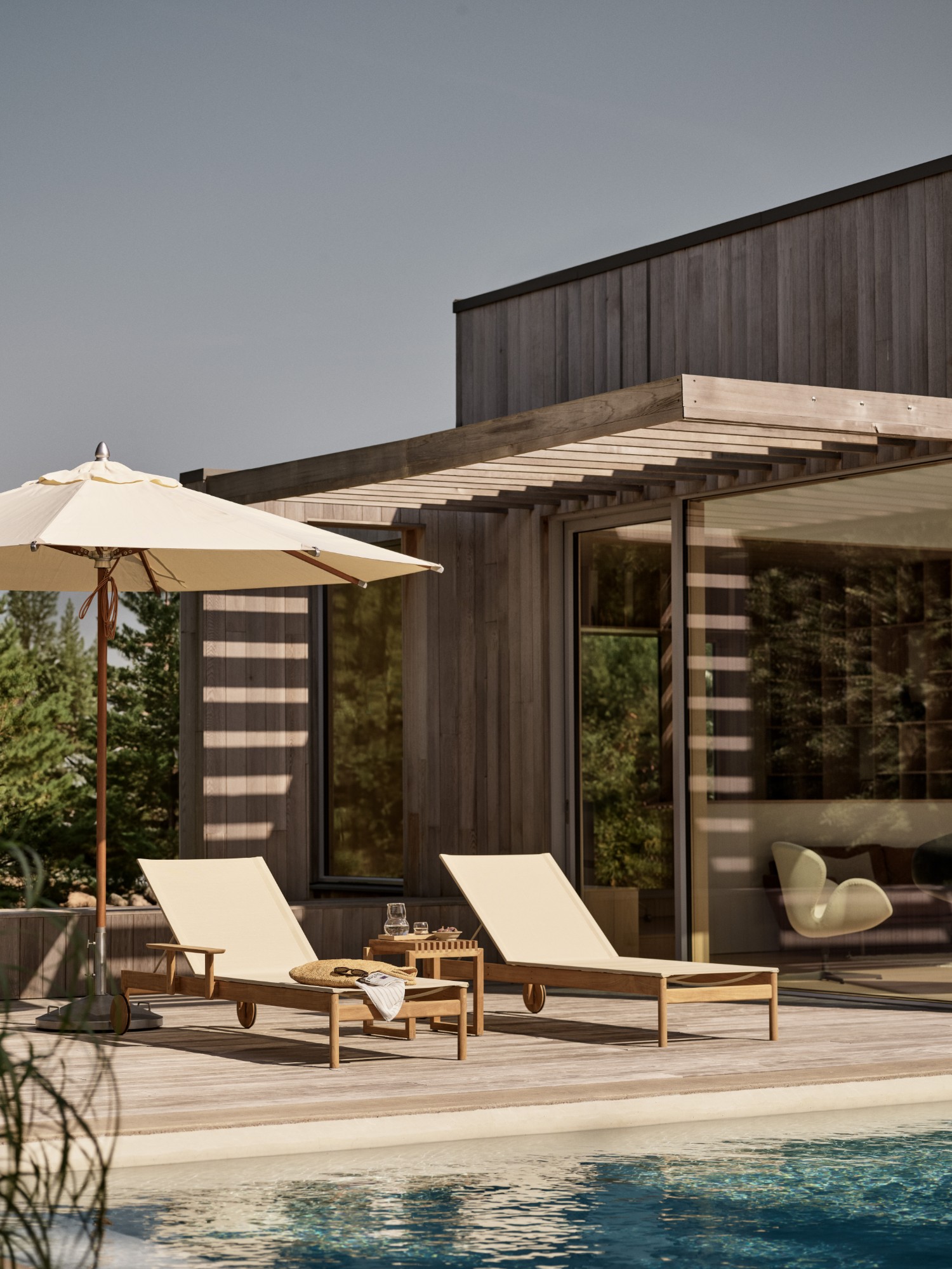Atlantis parasol Ø330 i off-white over solsenge