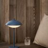 Clam™ Portable i Dusk Blue på bord