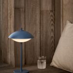 Clam™ Portable i Dusk Blue på bord