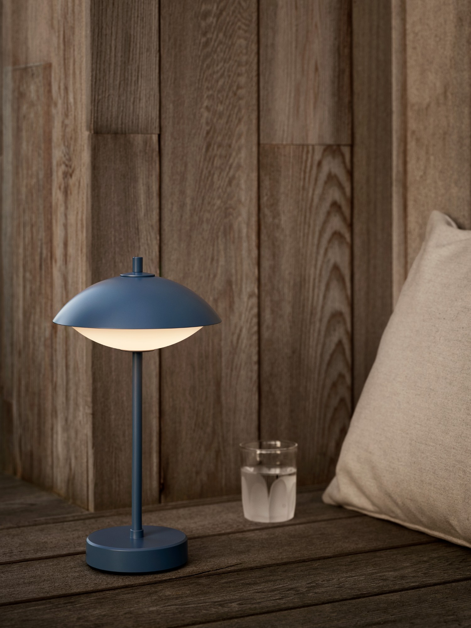 Clam™ Portable i Dusk Blue på bord