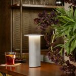 Solae lampe i Warm Grey på bar