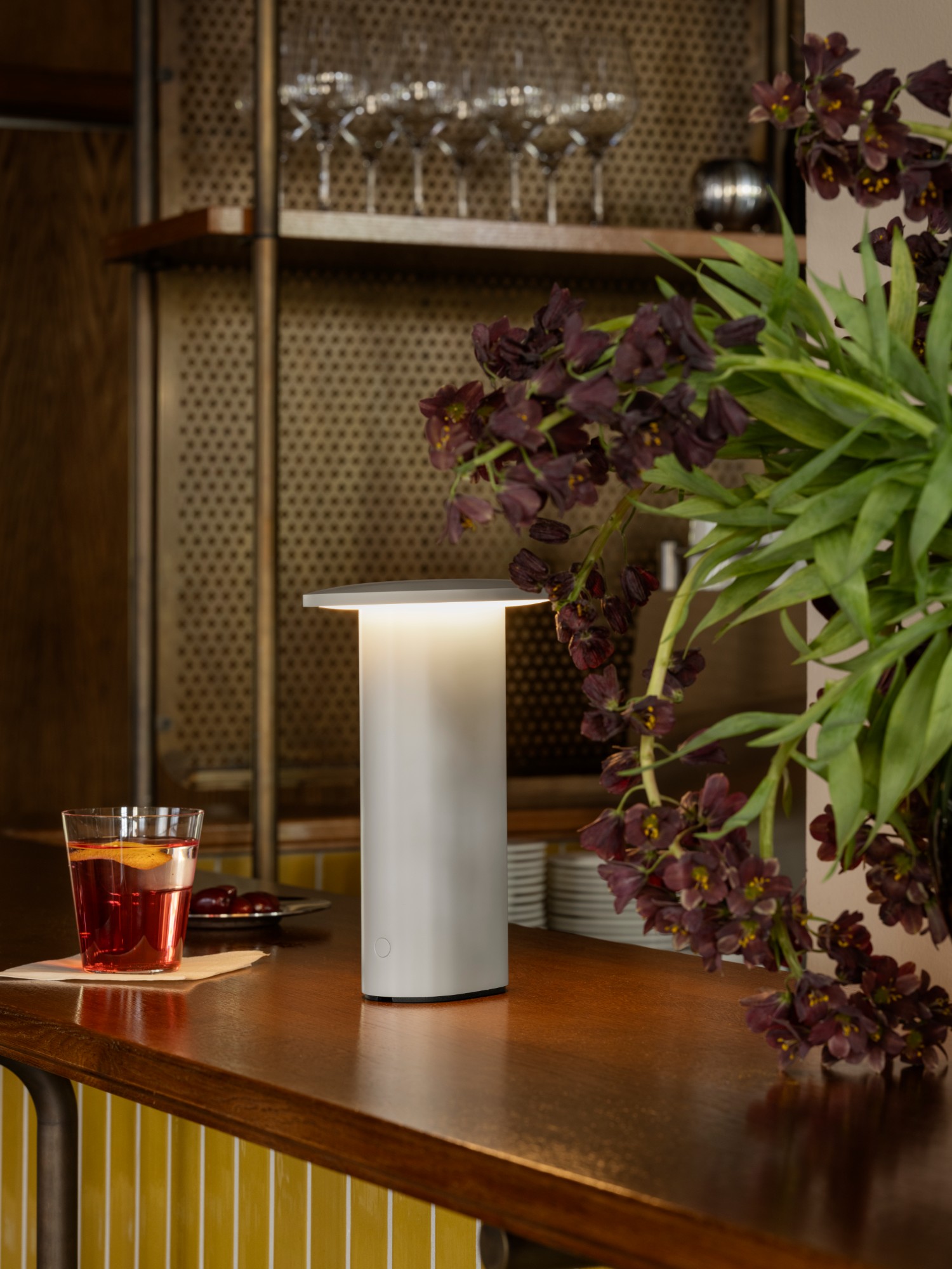 Solae lampe i Warm Grey på bar