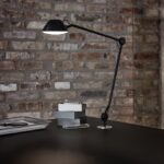 AQ01™ bordlampe i sort på skrivebord