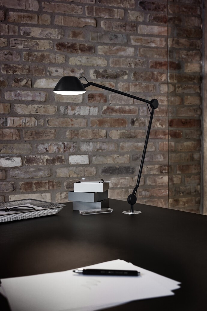 AQ01™ bordlampe i sort på skrivebord