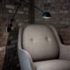 AQ01™ i sort ved loungestol