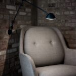 AQ01™ i sort ved loungestol