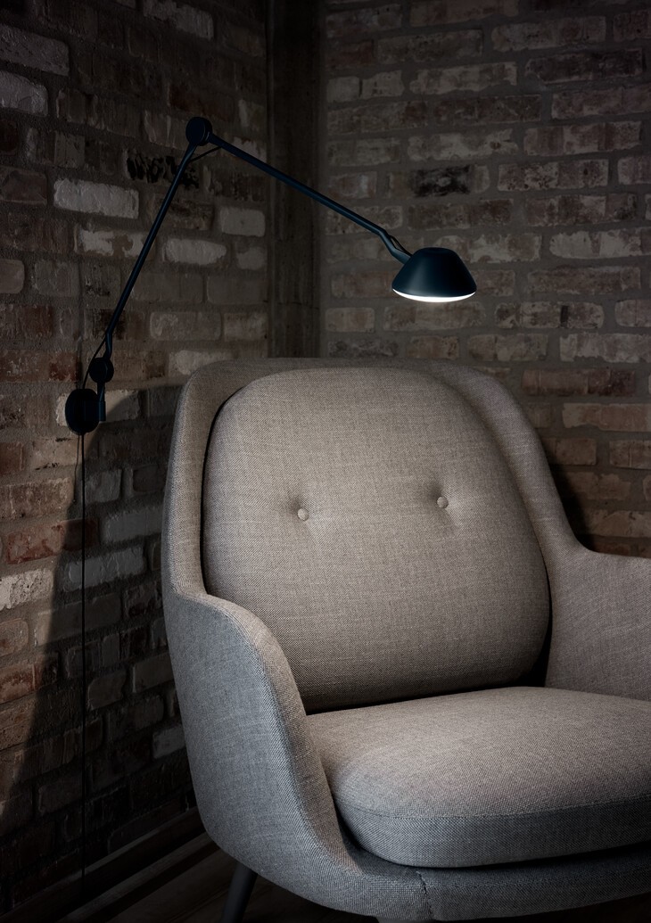 AQ01™ i sort ved loungestol