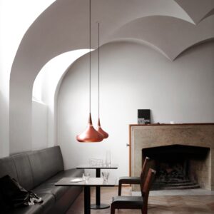 Orient™ P2 pendel i kobber i restaurant