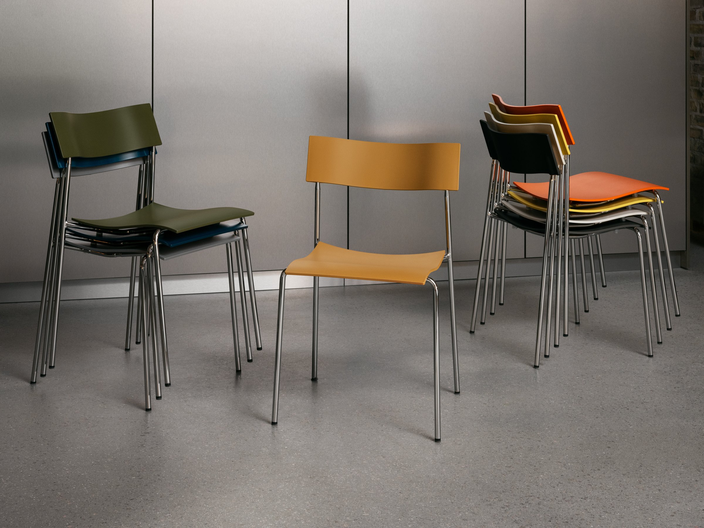 Campus Air stole fra Lammhults i oliven, camel og orange, stablet