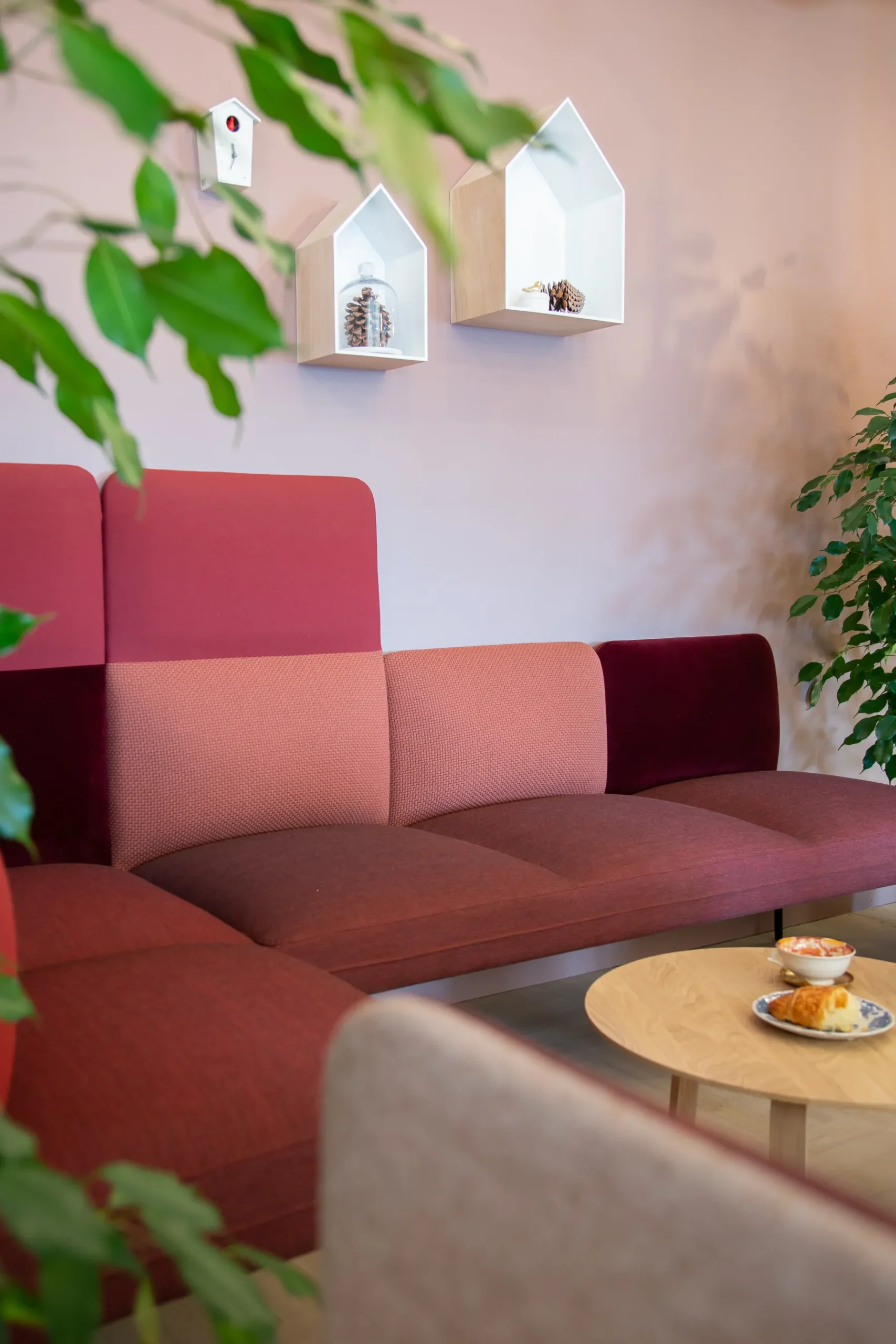 Senso modulsofa sammensat i flere røde og rosa nuancer