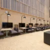 Række af Senso Frame-moduler med egespiler brugt som stille arbejdspladser