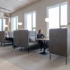 Senso-moduler med høj ryg brugt som afskærmede mødepladser