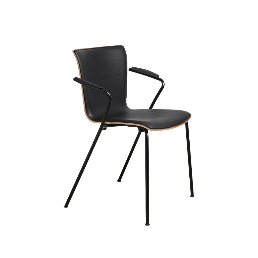 Vico Duo™ armstol forsidepolstret i Essential-læder med klarlakeret valnød – sort stel Vico Duo™ armstol forsidepolstret i Essential-læder med klarlakeret valnød – sort stel